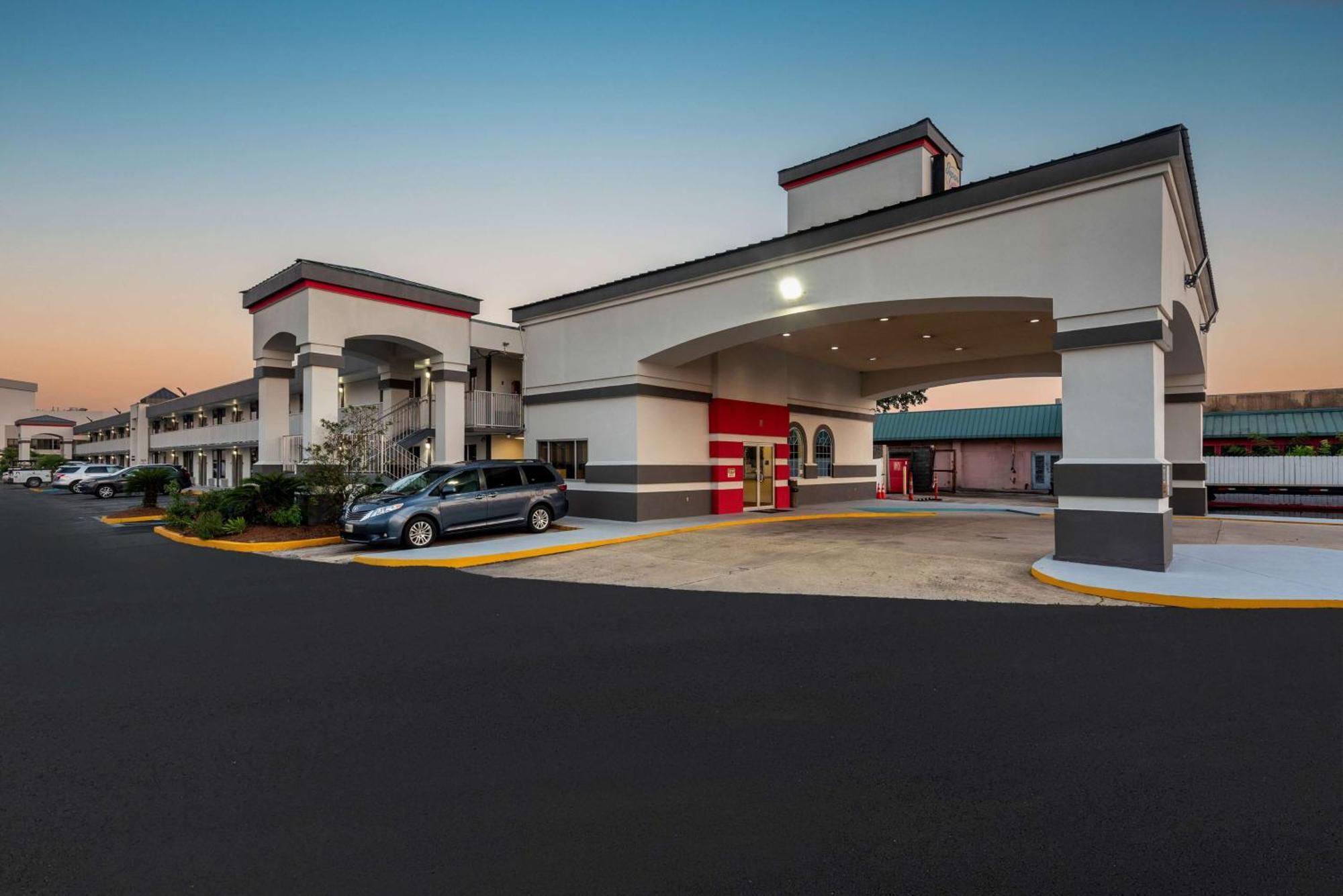 Super 8 By Wyndham Baton Rouge/I-10 Motel Екстериор снимка