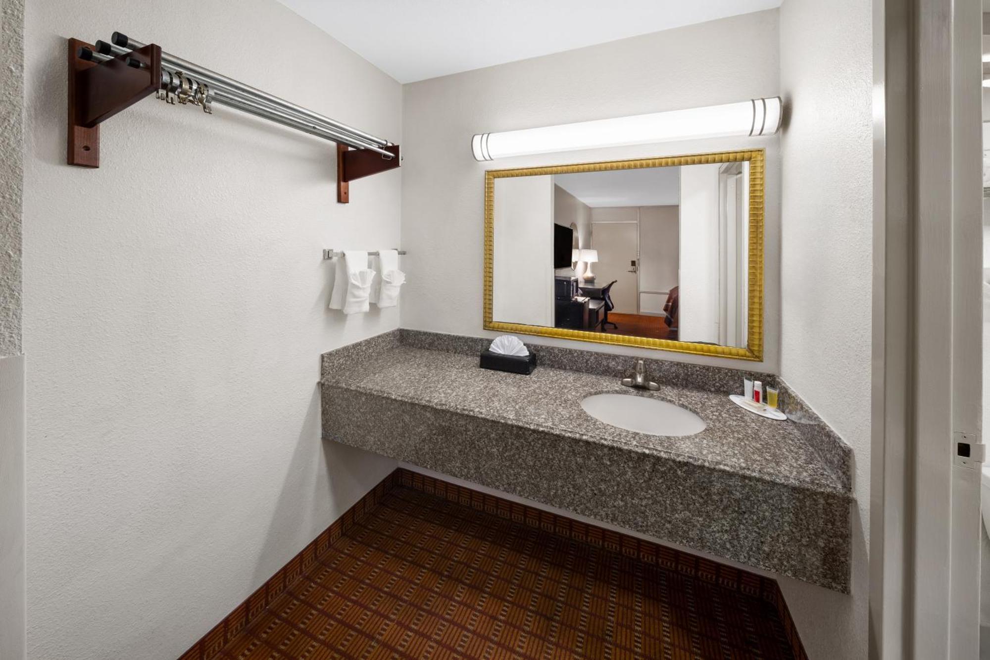 Super 8 By Wyndham Baton Rouge/I-10 Motel Екстериор снимка